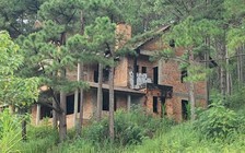 Cận cảnh biệt thự hoang trong Khu du lịch quốc gia hồ Tuyền Lâm