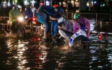 TP.HCM có mưa to từ chiều: Nhiều đường thành 'sông'; người lội, người ngã xe