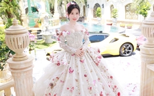 Ấn tượng với chiếc váy dạ hội làm từ 9.999 đóa hồng và hàng ngàn viên kim cương