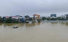 5 người chết và mất tích, hàng loạt huyện ở miền Trung chìm trong 'biển nước'