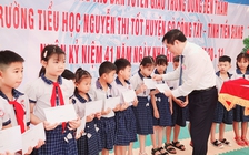 Ban Tuyên giáo T.Ư trao học bổng Nguyễn Thái Bình - Báo Thanh Niên cho học sinh Tiền Giang
