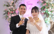 Cặp đôi 9X dùng ly trà sữa khổng lồ thay rượu, uống giao bôi trong lễ cưới