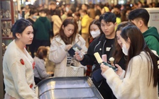 Giới trẻ Hà Nội xếp hàng mua kem trong đêm lạnh 14 độ C