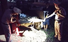 CSGT dán decal phản quang cho dân vì lo xe công nông gây tai nạn mùa cà phê