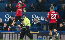 M.U 'xát muối vào vết thương' của Everton