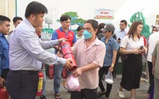Người dân Phú Nhuận học kỹ năng sinh tồn, được tặng bình chữa cháy