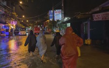 Người dân Đà Nẵng gom đồ chạy lụt lúc nửa đêm