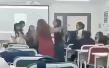 Sinh viên đánh bạn cùng lớp, đòi đuổi giảng viên ra khỏi trường