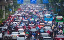 Không khí lạnh tăng cường, người Hà Nội hứng trọn 'combo' mưa rét, tắc đường