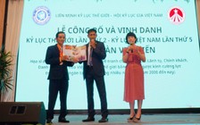 Chủ tịch Liên minh kỷ lục thế giới trao kỷ lục đến họa sĩ Đoàn Việt Tiến