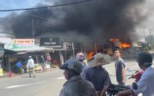Tiền Giang: Cháy lớn ở H.Tân Phước, 5 căn nhà và 1 cửa hàng bị thiêu rụi