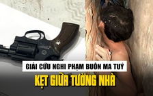 Giải cứu nghi phạm buôn ma túy có súng nhưng kẹt giữa tường nhà