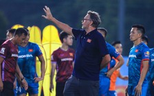 HLV Troussier lại cho đội tuyển Việt Nam tập giờ 'dị', chạy nước rút trước Asian Cup