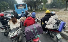 Người dân ùn ùn rời Hà Nội về quê nghỉ tết Dương lịch