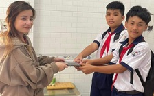 Phú Quốc: 2 học sinh nhặt được iPhone, nhờ công an trả lại người mất