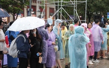 Bất chấp trời đổ mưa lớn, hàng ngàn người xếp hàng để chờ countdown đón năm mới