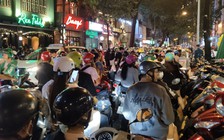 Mệt lả người vì kẹt xe ‘khủng khiếp’ ở trung tâm thành phố vào đêm Giao thừa