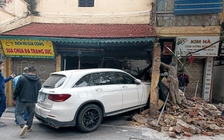 Nữ tài xế có nồng độ cồn, lái Mercedes húc đổ tường nhà cổ hơn 100 tuổi