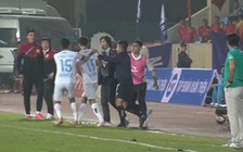 V-League lại hỗn loạn: HLV Gong Oh-kyun tố bị cầu thủ đánh; CĐV Bình Định vây đội khách