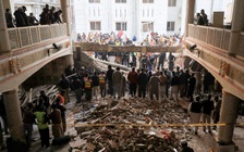 Gần 100 cảnh sát chết trong vụ đánh bom tại đền thờ ở Pakistan