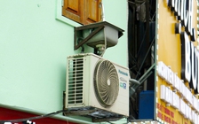 Sự thật 'chiếc bồn rửa mặt độc lạ' gắn trên cục nóng điều hòa ở Hà Nội
