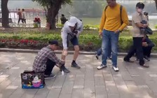 Hà Nội phạt người đánh giày đeo bám, gắn keo vào giày khách du lịch