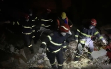 Lực lượng cứu hộ Việt Nam và Pakistan đưa được 2 thi thể ra ngoài