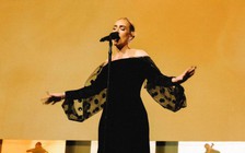 Váy đầm màu đen giúp Adele tôn dáng quyến rũ