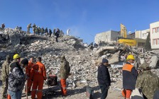 Công an Việt Nam cứu nạn tại nơi có hơn 100 người bị vùi lấp