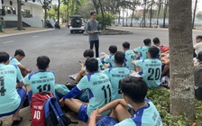 Buổi họp đấu pháp độc đáo ngay sân trường