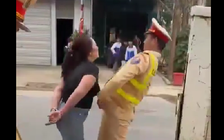 Clip người phụ nữ bị còng tay vẫn chửi rủa CSGT: Công an nói gì?