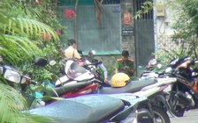 Bé gái tử vong trong tình trạng tím tái, công an phong tỏa một con hẻm để điều tra