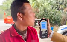 Nồng độ cồn kịch khung, tài xế vẫn chở 12 khách chạy trên cao tốc