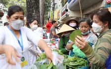 Người dân TP.HCM ngỡ ngàng với phiên chợ dùng lá thay tiền