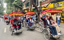 Khách Âu thích thú trải nghiệm 14 ngày xuyên Việt