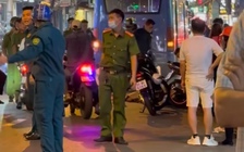 TP.HCM: Ô tô va chạm hai xe máy, 5 người bị thương