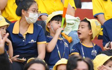 Khoảnh khắc đáng yêu của những cổ động viên nhí thổi kèn Vuvuzela trên khán đài