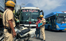 TP.HCM: Theo chân CSGT xử phạt xe khách dừng đỗ sai quy định trên quốc lộ