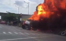 Cận cảnh xe bồn chở xăng phát nổ, lan sang nhiều nhà dân