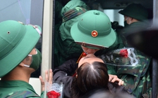 Tân binh bịn rịn ôm người thân, hôn bạn gái trong ngày nhập ngũ