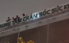 Cứu 6 người mắc kẹt trong vụ cháy quán massage ở Hà Nội