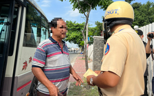 TP.HCM: Chứa hàng hóa trong khoang hành khách, tài xế bị phạt 700.000 đồng