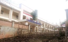 Thầy trò dắt díu đi học nhờ vì sạt lở