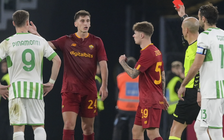 Cầu thủ trả đũa nhận thẻ đỏ, báo hại AS Roma thua trận trước Sassuolo