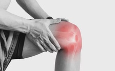 Đang đau khớp, sờ vào thấy nóng ấm cảnh báo vấn đề gì?