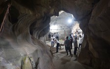 Cưỡng chế tháo dỡ điện thờ xây trái phép trong động Hồ Công