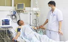 Người đàn ông tê chân tay, đi lại khó khăn sau khi ăn so biển