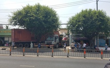 TP.HCM: Xe container lao vào 3 căn nhà bên đường