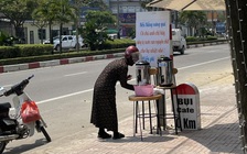 Nắng nóng, quán cà phê đặt bình nước cam nguyên chất miễn phí cho người qua đường