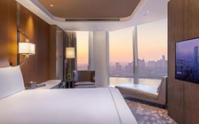 Tranh cãi vụ khách khỏa thân mở rèm cửa khách sạn gặp ngay người lau kính